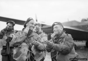 Les parachutistes camouflent leur visage et leurs mains avant d'embarquer. Photo : IWM