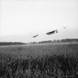 Atterrissage de trois planeurs Hamilcar sur la Landing Zone "N" le Jour J à 21h00 dans le cadre de l'opération Mallard. Photo : IWM