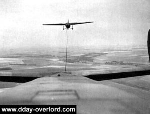 Vue d'un planeur Horsa depuis un Albermarle. Photo : IWM