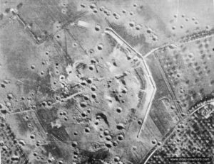 Mai 1944 : photographie aérienne de la batterie de Merville bombardée avant le débarquement. Photo : IWM