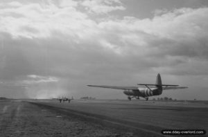 Un planeur Horsa décolle pour la Normandie en fin de soirée le 5 juin 1944. Photo : IWM