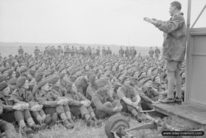 Le général Gale s'adresse à ses hommes avant le départ pour la Normandie. Photo : IWM