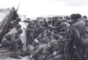 Instruction de la section du lieutenant Bob Midwood de la 22nd Independent Parachute Company. Photo : IWM