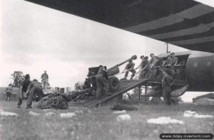 Chargement d'un canon antichar 6 Pounder à bord d'un Horsa par les hommes du 2nd Oxford and Bucks Light Infantry. Photo : IWM