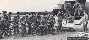 Embarquement de bicyclettes à bord d'un planeur Horsa par les Engineers de la 249th Field Company. Photo : IWM