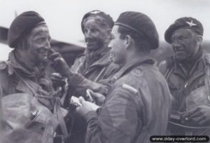 Les parachutistes camouflent leur visage avant d'embarquer. Photo : IWM