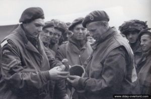 Des transmetteurs préparent la boîte de transport d'un pigeon voyageur qui doit sauter au-dessus de la Normandie. Photo : IWM