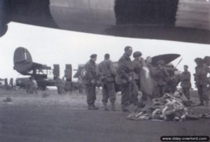 Un tas de parachutes stockés derrière un appareil Albemarle. Photo : IWM