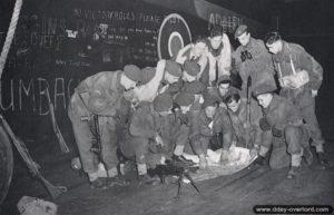 Des personnels de la 3rd Airlanding Anti-Tank Battery font un dernier briefing avant le décollage. Photo : IWM