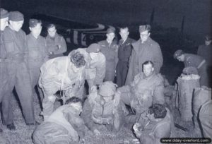 Des parachutistes jouent aux cartes avant le décollage. Photo : IWM