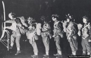 Des éclaireurs du 12th Parachute Battalion embarquent le 5 juin 1944 à bord d'un Stirling. Photo : IWM