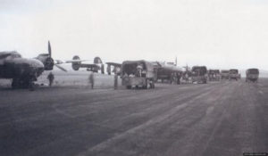 Les éclaireurs de la 22nd Independant Parachute Company sur la base RAF Harwell se préparent à embarquer dans des Albemarle du 295 Squadron. Photo : IWM
