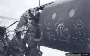 Les soldats aérotransportés décorent leur planeur avant le décollage. Photo : IWM