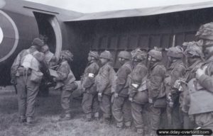 Embarquement du personnel médical du 195th Airlanding Field Ambulance dans un planeur le 5 juin 1944. Photo : IWM