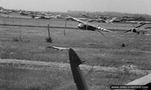 Des planeurs sur une Landing Zone au milieu des pieux installés par les Allemands. Photo : IWM