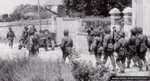 6 juin 1944 : des commandos (bérets) et des éléments du 9th Battalion (casque) à Amfreville. Photo : IWM