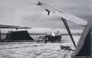 23 juin 1944 : des éléments RASC récupèrent du ravitaillement sur la Landing Zone W. Photo : IWM
