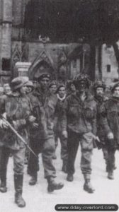 Des hommes du 12th Parachute Battalion prisonniers des Allemands au Bas de Ranville le Jour J. Photo : Bundesarchiv