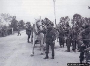 6 juin 1944 : des éléments de la 1st Special Service Brigade traversent le pont de Ranville défendu par la 6th Airborne. Photo : IWM