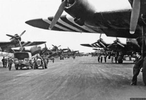 Des avions Stirling sur la base RAF Keevil le 5 juin 1944. Photo : IWM