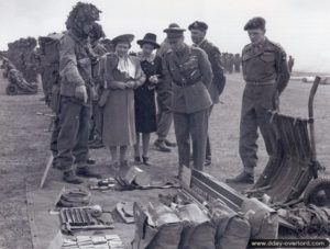 La Princesse Elizabeth assiste le 19 mai 1944 à une démonstration des troupes aéroportées britanniques. Photo : IWM