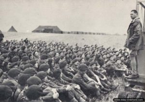 Le général Gale s'adresse à ses hommes avant le départ pour la Normandie. Photo : IWM