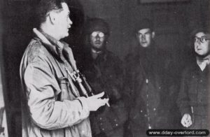 Le général Richard Gale discute avec le correspondant de guerre Len Mosley dans son état-major à Ranville. Photo : IWM