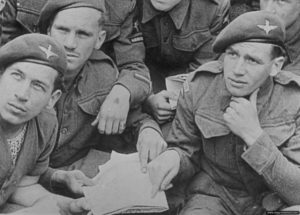 Les parachutistes de la 22nd Independent Parachute Company suivent l'instruction. Photo : IWM