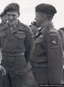 19 mai 1944 : James Hill (à gauche) avec le Major Don Wilkins du 1st Canadian Parachute Battalion pendant la visite royale. Photo : IWM