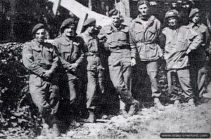 Fin juillet 1944 : John Howard avec des tireurs d'élite de la compagnie D au château de Saint-Côme. De gauche à droite : Wackers Waite, Pete Musty, Nobby Clarke, John Howard, Rocky Bright, Paddy O'Donnell, et Denis Eddie Edwards. Photo : IWM