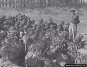 8 mars 1944 : le maréchal Montgomery s'adresse aux parachutistes de la 6th Airborne. Photo : IWM