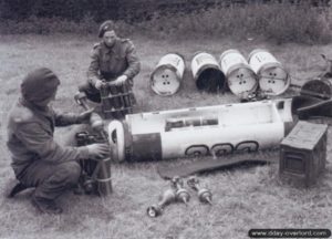 Des parachutistes de la 6th Airborne préparent des munitions d'un PIAT dans un container largable. Photo : IWM