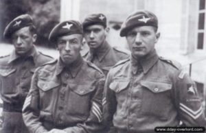 Un groupe de prisonniers du 8th Battalion. Les deux paras au premier plan sont le Sergeant Arthur Cain et le Corporal Reg Brownhill. Photo : Bundesarchiv