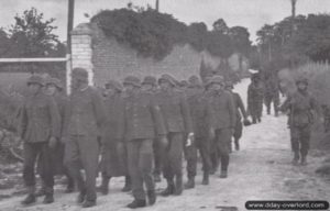 Des éléments du 9th Parachute Battalion escortent des prisonniers allemands. Photo : IWM