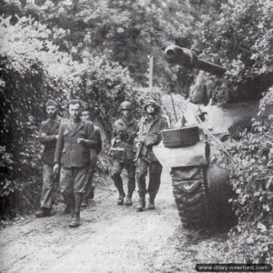 Des prisonniers italiens portant l'uniforme allemand escortés par des éléments de la 6th Airborne. Photo : IWM