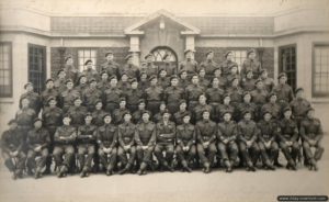 Avril 1944 : les Warrant Officers et Sergeants Mess du 9th Parachute Battalion aux Bulford Barracks. Photo : IWM