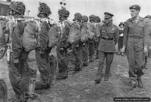 Revue du 1st Airborne Corps par le Roi George VI le 2 avril 1943. Photo : IWM