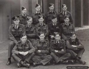 9 mai 1943 : personnels du No. 34 Course, 42 Operational Training Unit, 38 Group, à RAF Ashbourne. Photo : IWM