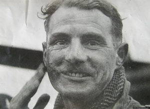Le lieutenant Bob Midwood de la 22nd Independant Parachute Company camoufle son visage. Photo : IWM