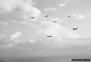 Des bombardiers Stirling Mk 4 remorquent des planeurs Horsa pendant l'opération Mallard le 6 juin 1944 peu avant 21h00. Photo : IWM