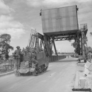 Un Bren Carrier s'apprête à franchir le pont Pegasus quelques jours après les combats. Photo : IWM