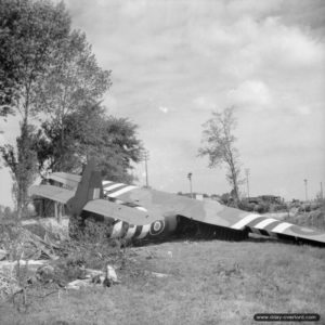 Le planeur n°1 le Jour J à proximité du pont Pegasus à Bénouville. Photo : IWM