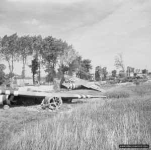 Les trois planeurs engagés dans l'assaut du Pegasus Bridge (mission Euston I). Le pont est visible en arrière-plan. Photo : IWM