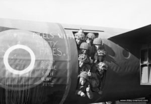 A bord d'un Horsa le 5 juin 1944 en Angleterre avant le départ. Photo : IWM