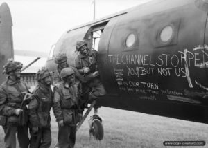 "La Manche vous a stoppé, elle ne nous stoppera pas" écrit à la craie en anglais sur un planeur Horsa le 5 juin 1944. Photo : IWM