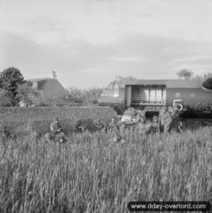 Un Horsa a heurté un muret lors de l'atterrissage sur la Landing Zone "N" à l'est de Ranville. Photo : IWM