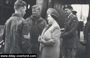 Visite de la Reine Elizabeth du 19 mai 1944 avec le général Gale (à droite). Photo : IWM