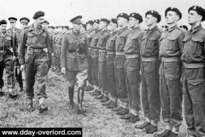 Revue du 1st Airborne Corps par le Roi George VI le 2 avril 1943. Photo : IWM