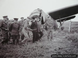 Juillet 1944 : visite du vice-amiral Kharlamov sur le site de l'atterrissage des planeurs. Photo : IWM