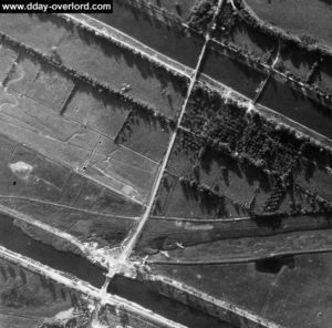 Vue aérienne des ponts de Pegasus et de Ranville le 6 juin 1944. Photo : US National Archives
